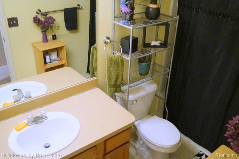 4094 Hampton Ridge Boulevard, Unit 53 Howell, MI 48843 - Photo 12 of 15 Guest Bathroom