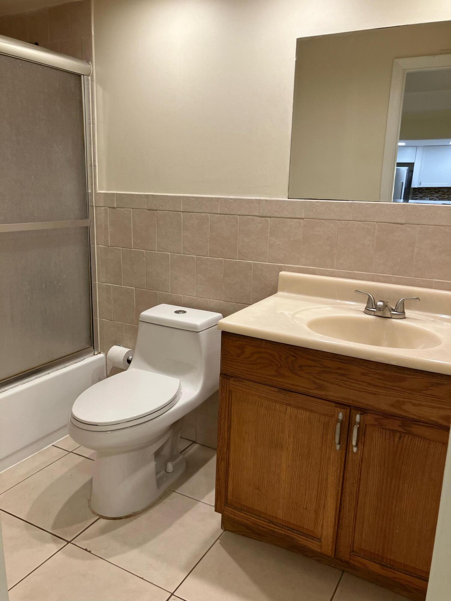 470 Northwest 20th Street, Unit 1110 Boca Raton, FL 33431 - Photo 10 of 14 2nd Bathroom