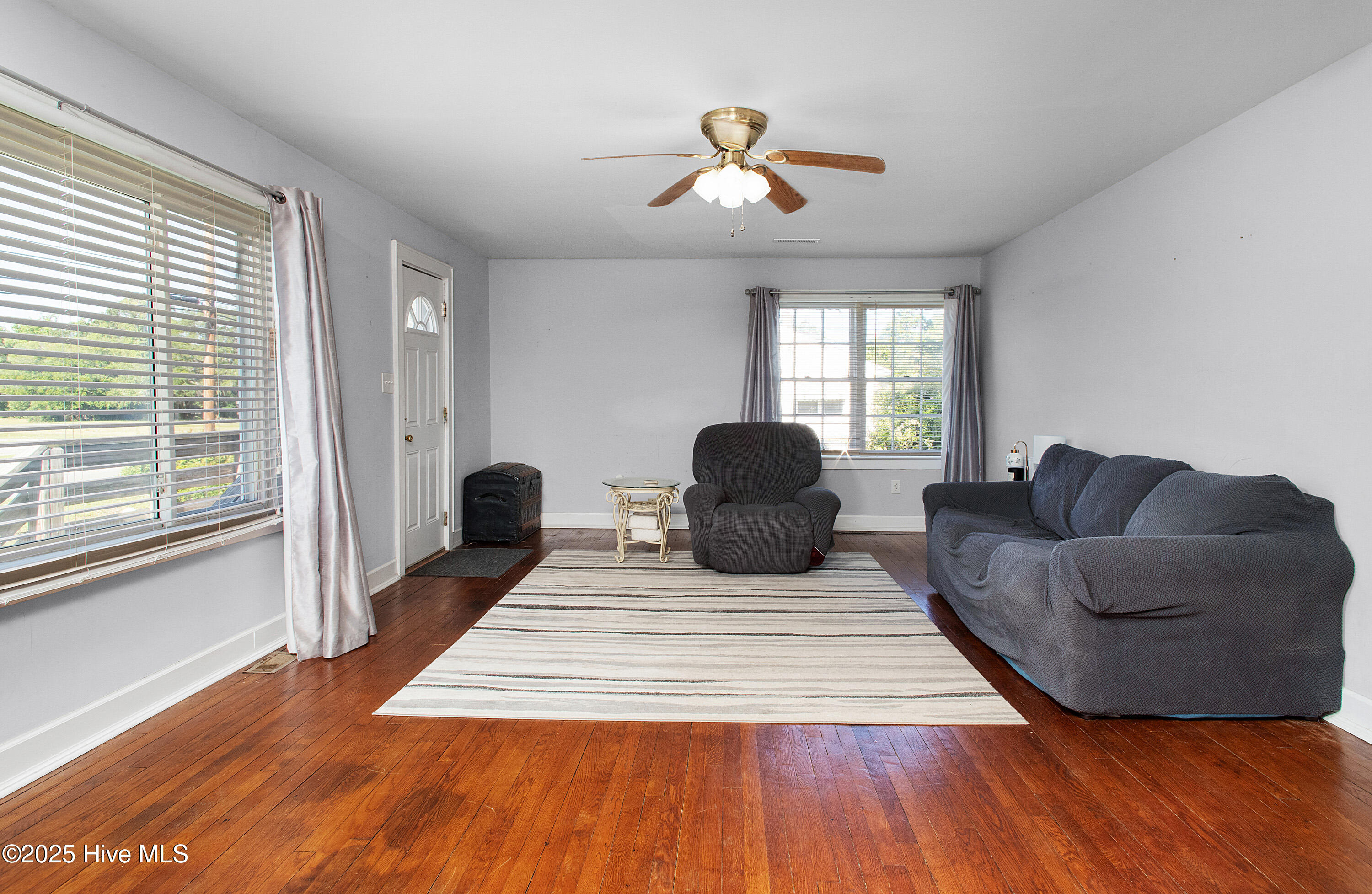 2700 Oaks Road New Bern, NC 28560 - Photo 8 of 21 Living Room
