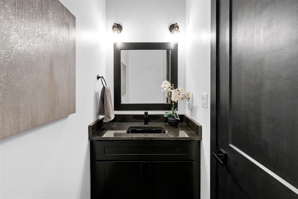 175 Bittersweet Trail Weatherford, TX 76088 - Photo 23 of 40 a bathroom with a sink and a mirror