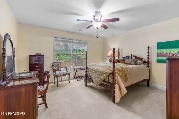 $738,000 | 301 Stonebreeze Drive, Powell, TN 37849