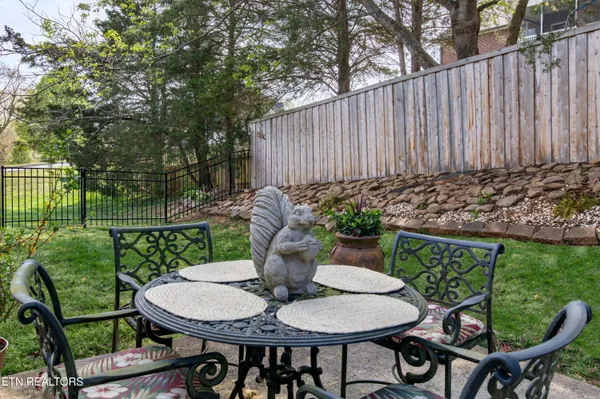 $738,000 | 301 Stonebreeze Drive, Powell, TN 37849