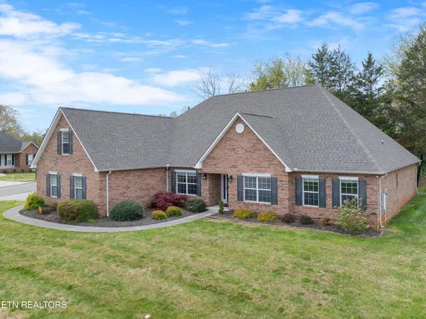 $738,000 | 301 Stonebreeze Drive, Powell, TN 37849