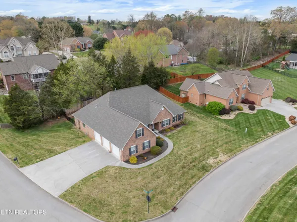 $738,000 | 301 Stonebreeze Drive, Powell, TN 37849