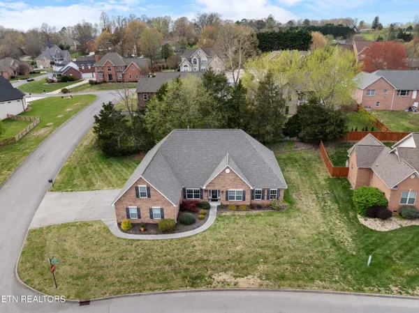 $738,000 | 301 Stonebreeze Drive, Powell, TN 37849