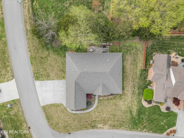 $738,000 | 301 Stonebreeze Drive, Powell, TN 37849