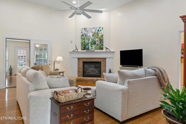 $738,000 | 301 Stonebreeze Drive, Powell, TN 37849