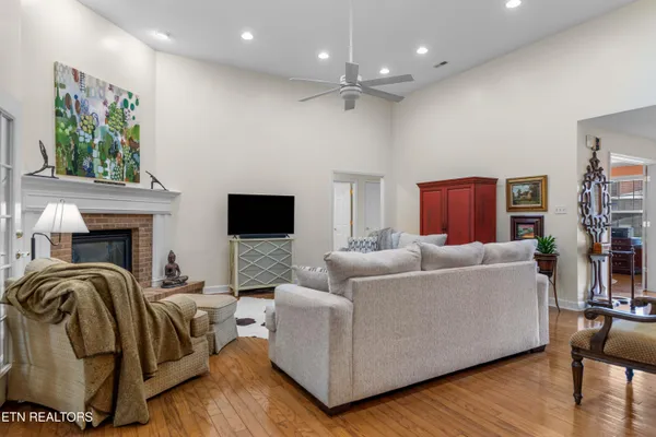 $738,000 | 301 Stonebreeze Drive, Powell, TN 37849