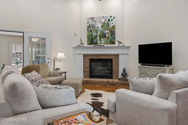$738,000 | 301 Stonebreeze Drive, Powell, TN 37849