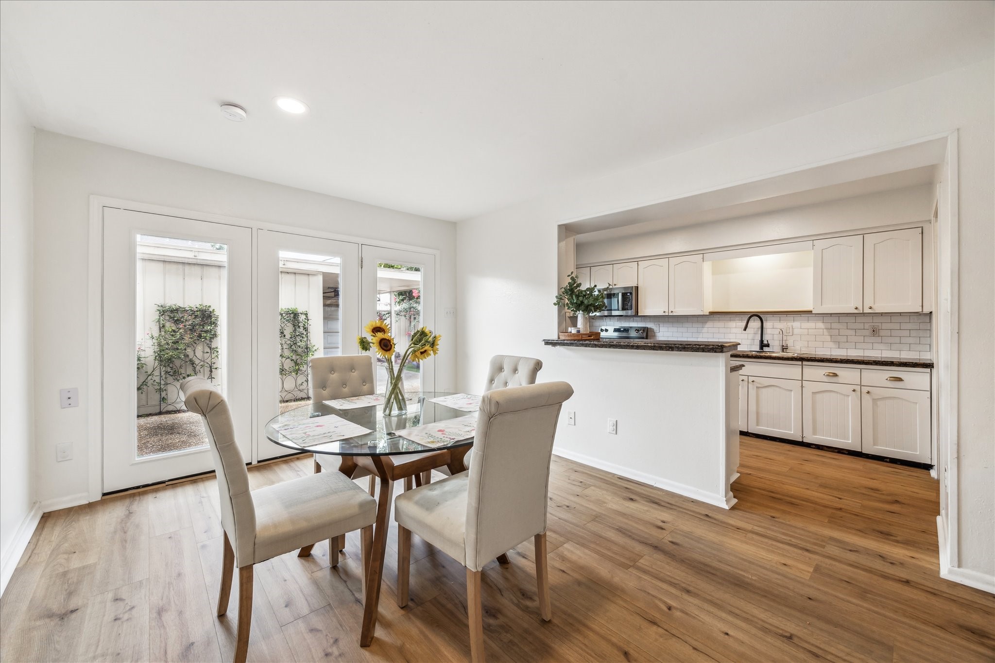 5823 Valley Forge Drive, Unit 93 Houston, TX 77057 - Photo 7 of 22 Kitchen and dining area with views to back patio
