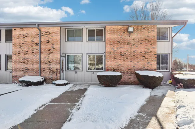 $169,900 | 1524 Big Bend Road, Unit J, Waukesha, WI 53189