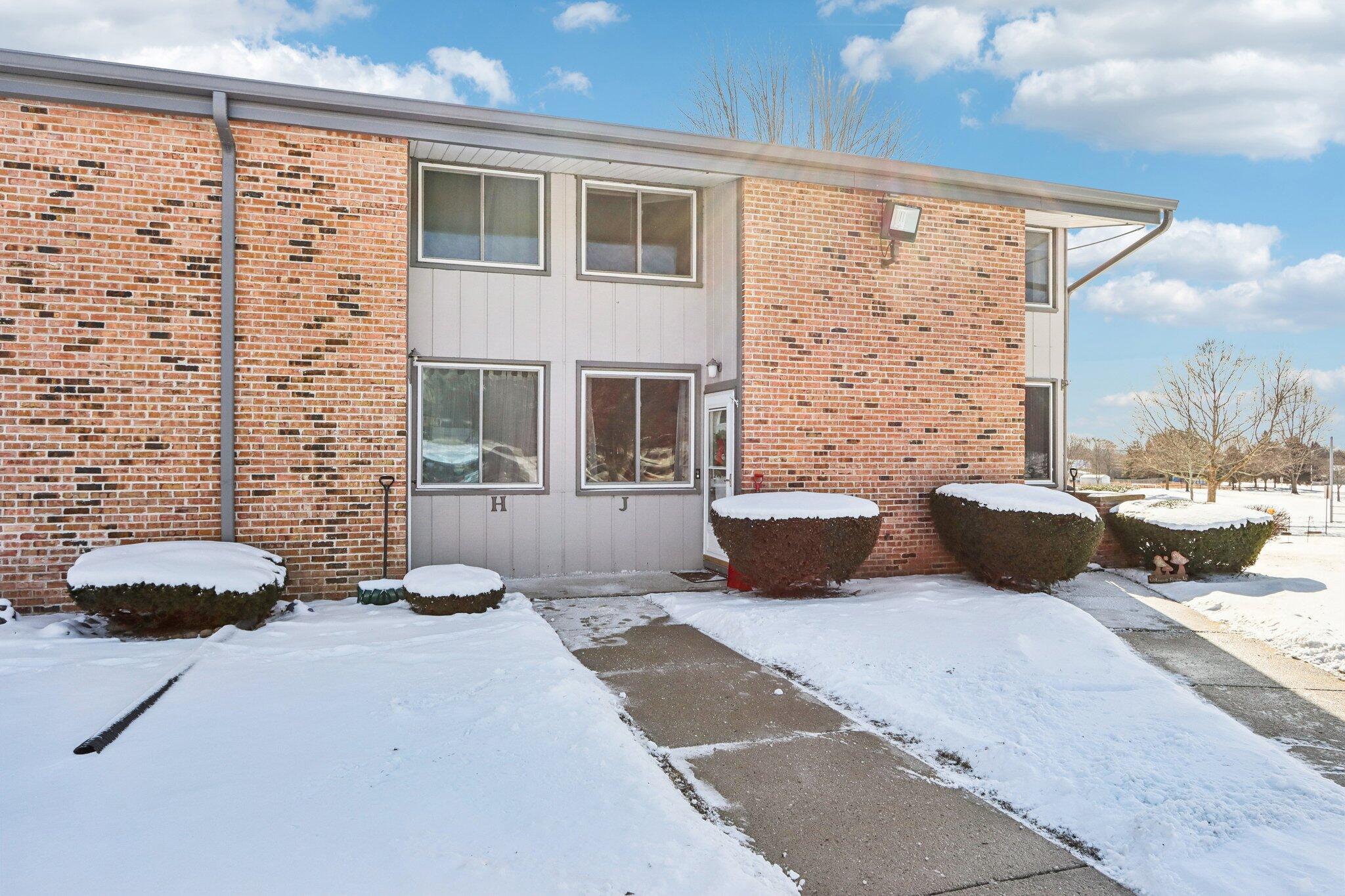 1524 Big Bend Road, Unit J Waukesha, WI 53189 - Photo 2 of 35 2-web-or-mls-Big Bend Rd J-S2101-002