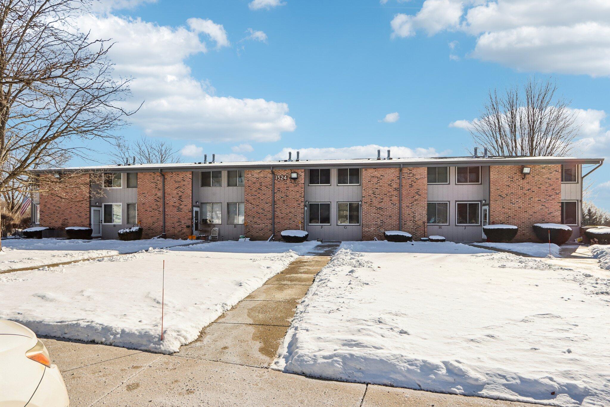 1524 Big Bend Road, Unit J Waukesha, WI 53189 - Photo 3 of 35 3-web-or-mls-Big Bend Rd J-S2101-003