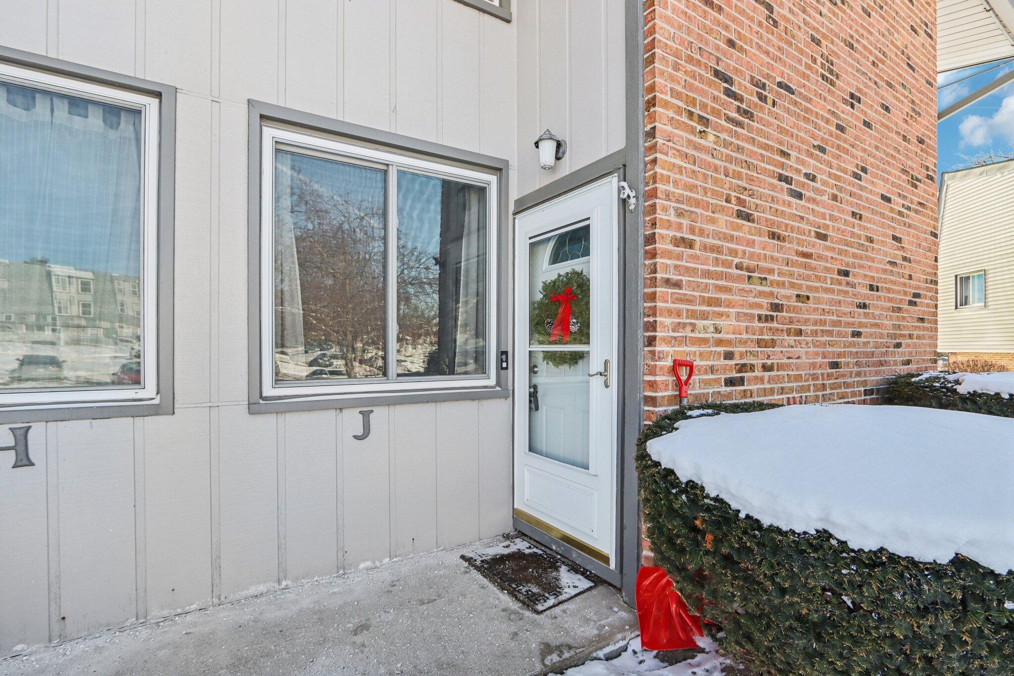 1524 Big Bend Road, Unit J Waukesha, WI 53189 - Photo 4 of 35 4-web-or-mls-Big Bend Rd J-S2101-004