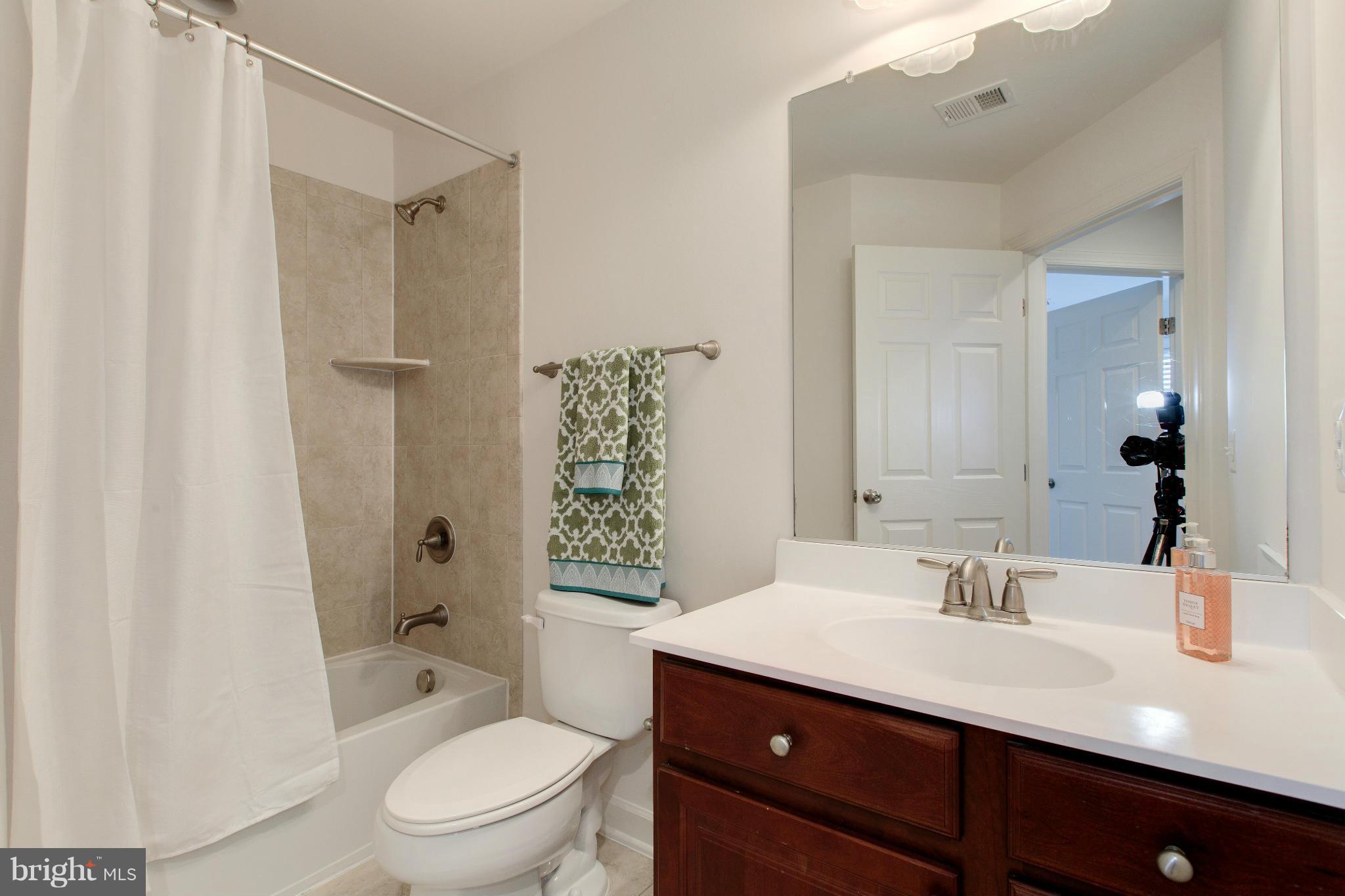 816 West Glebe Road Alexandria, VA 22305 - Photo 23 of 30 Upstairs Hall Bath