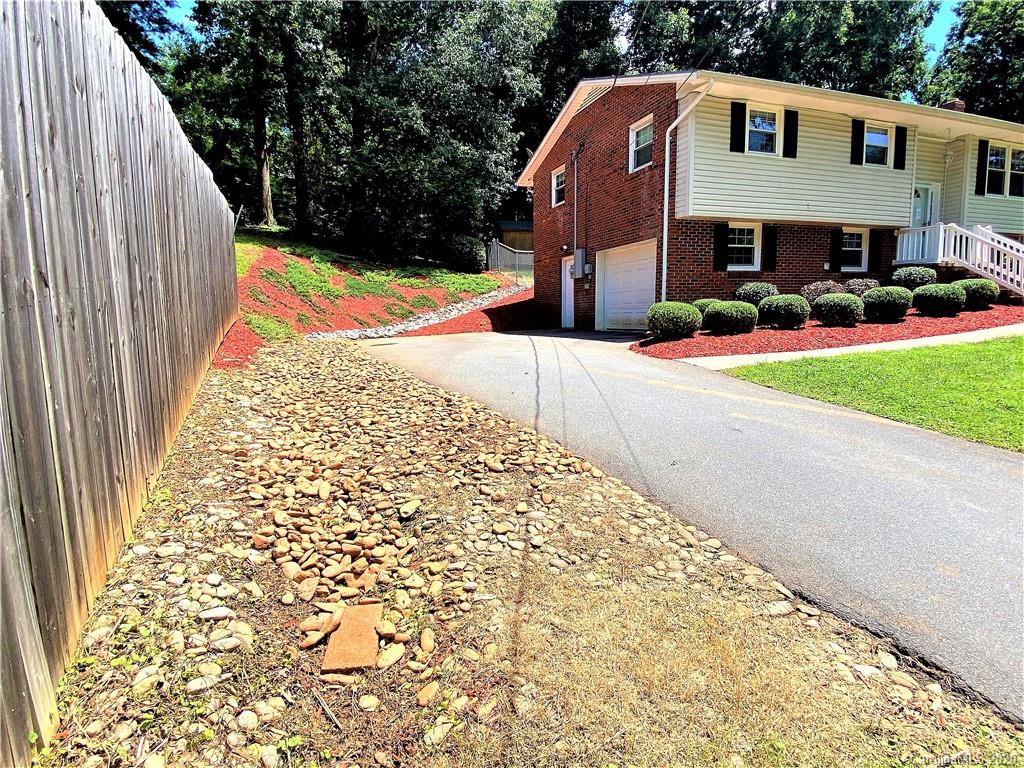1316 Finger Bridge Road Hickory, NC 28602 - Photo 5 of 33 Gallery Image 5