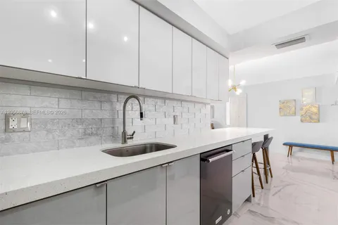 $4,500 | 6039 Collins Avenue, Unit 1527, Miami Beach, FL 33140