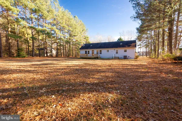 a view of a yard with a house