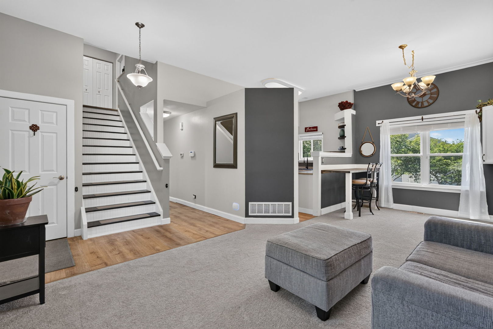 2067 Stephen Street Aurora, IL 60502 - Photo 2 of 36