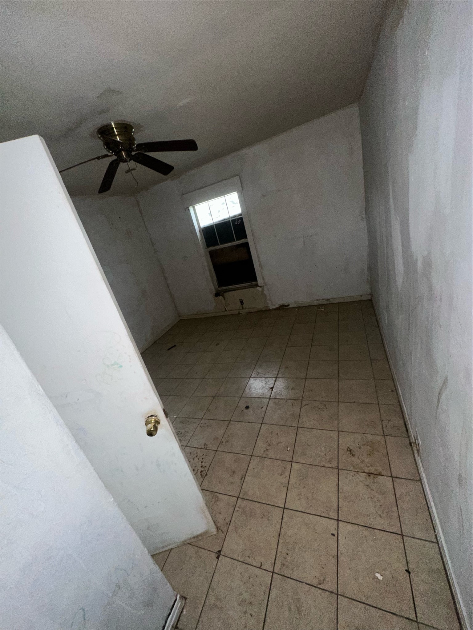 5020 Fitch Street Houston, TX 77016 - Photo 12 of 18 a view of a livingroom with an empty space and a window