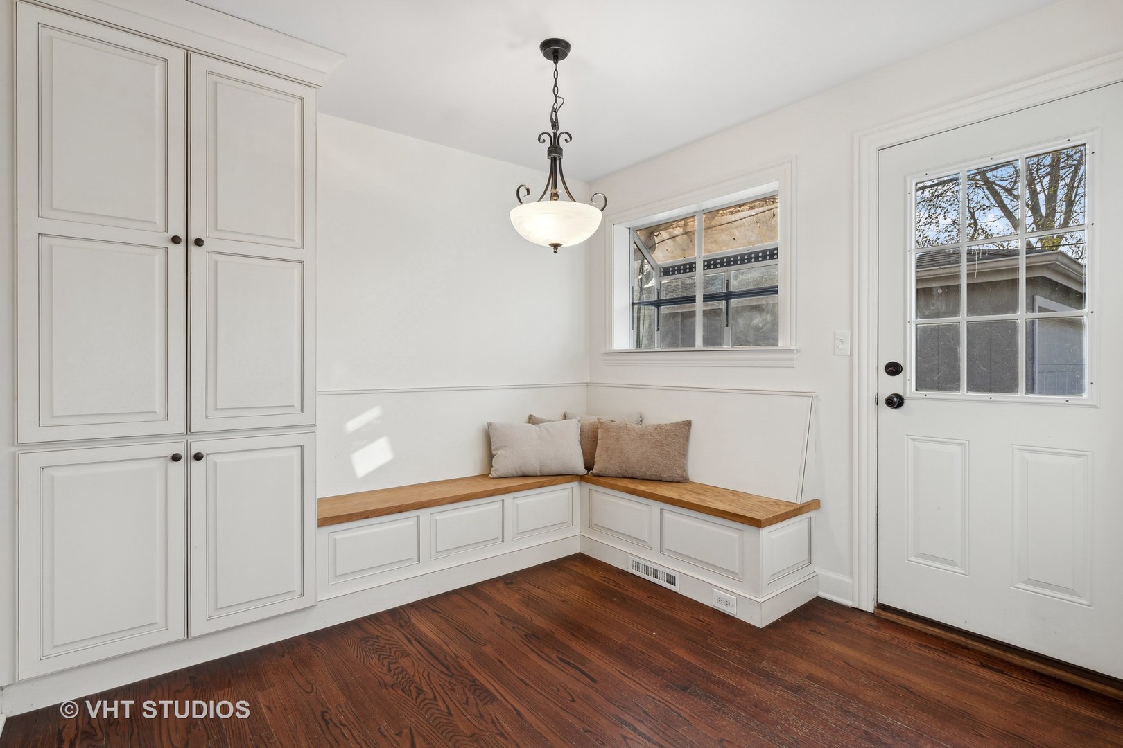 601 Long Road Glenview, IL 60025 - Photo 11 of 27 a living room with furniture and window