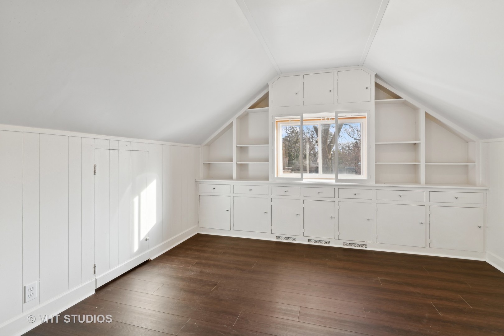 601 Long Road Glenview, IL 60025 - Photo 21 of 27 an empty room with wooden floor and white walls