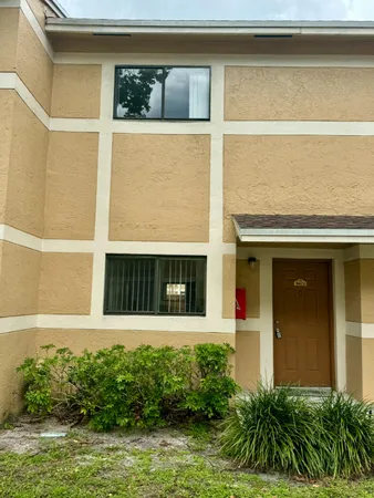 $2,300 | 9473 Palm Circle North, Pembroke Pines, FL 33025