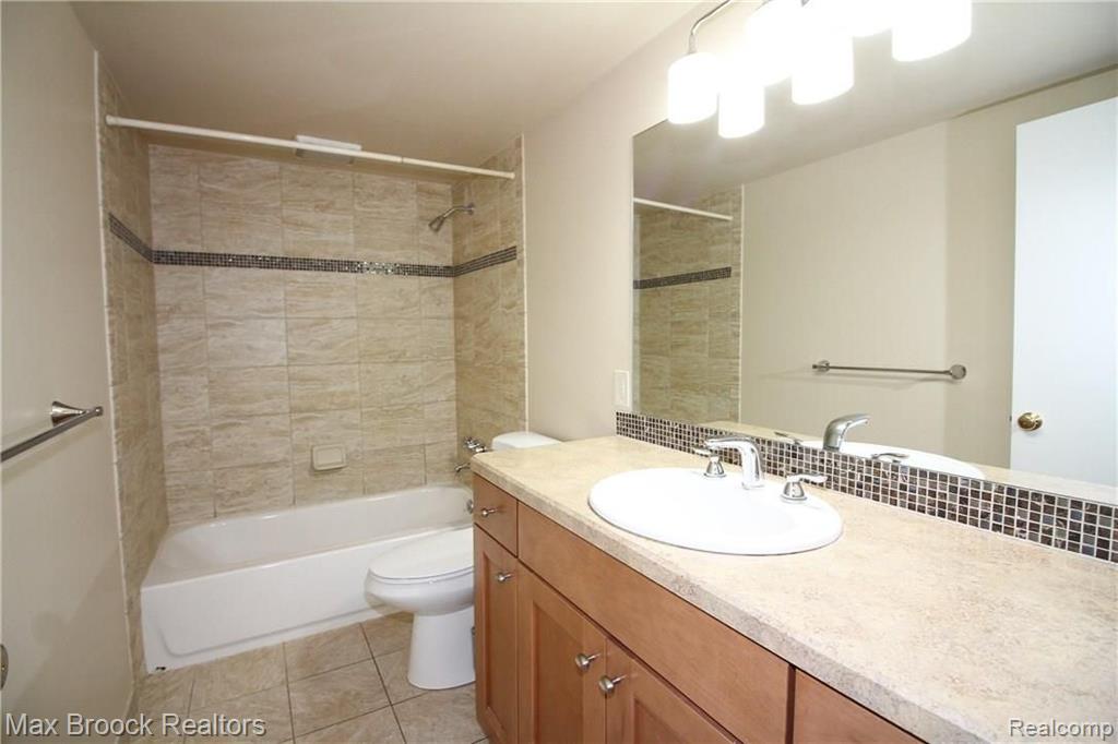29676 Middlebelt Road Farmington Hills, MI 48334 - Photo 17 of 34