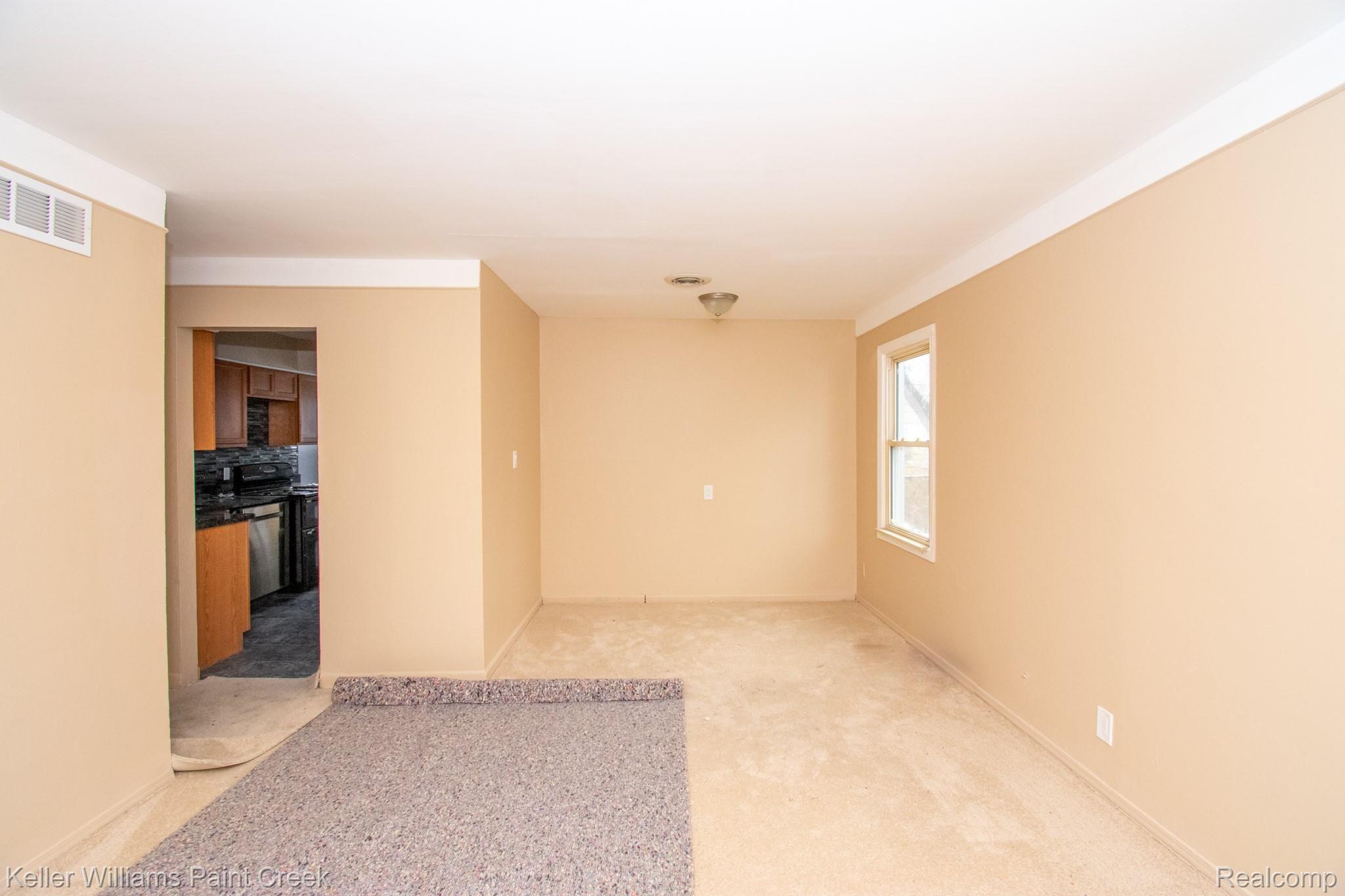 25665 Hayes Road Warren, MI 48089 - Photo 4 of 23 Living room