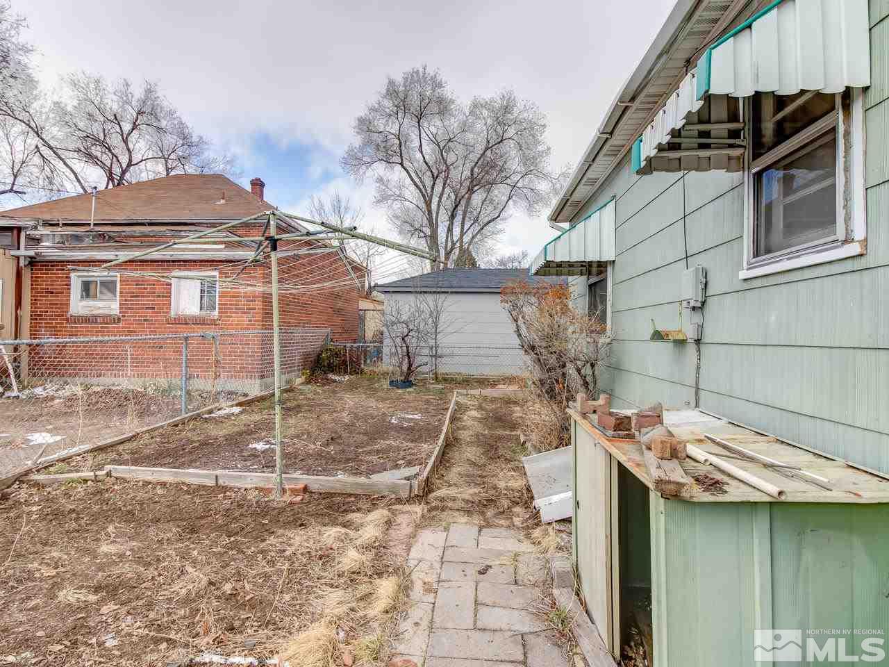 1215 Wheeler Avenue Reno, NV 89502 - Photo 23 of 25 a backyard of a house