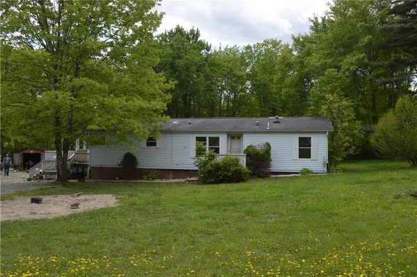 a view of a house with backyard