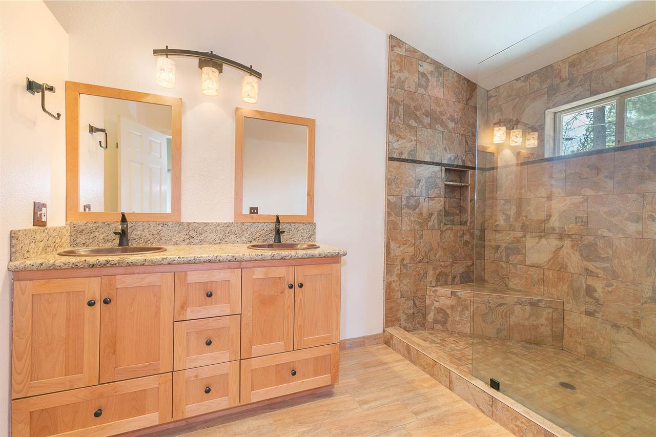 10611 Torrey Pine Road Truckee, CA 96161 - Photo 9 of 20 Gallery Image 9