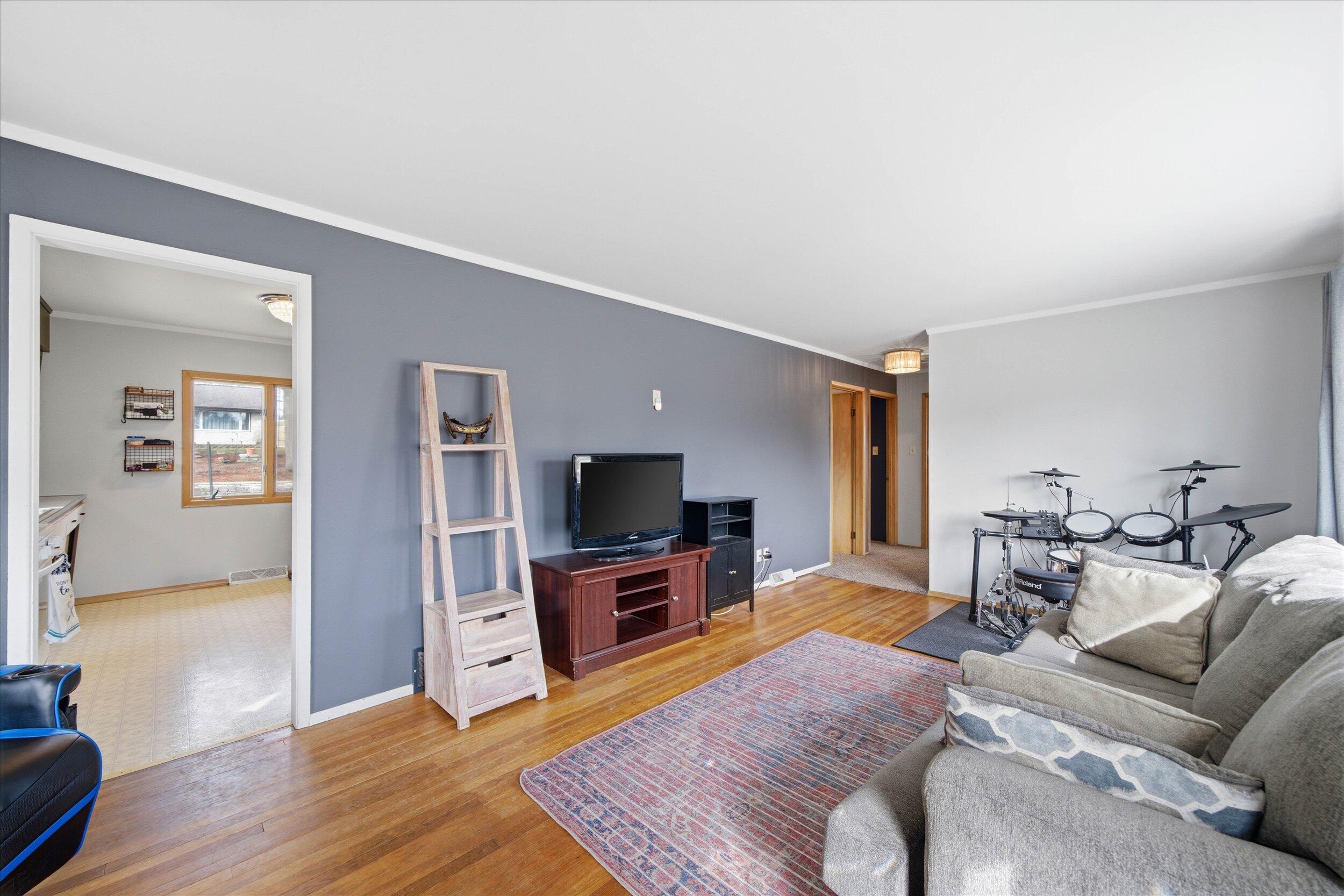 511 Grove Street Mayville, WI 53050 - Photo 2 of 32 02-Living Room