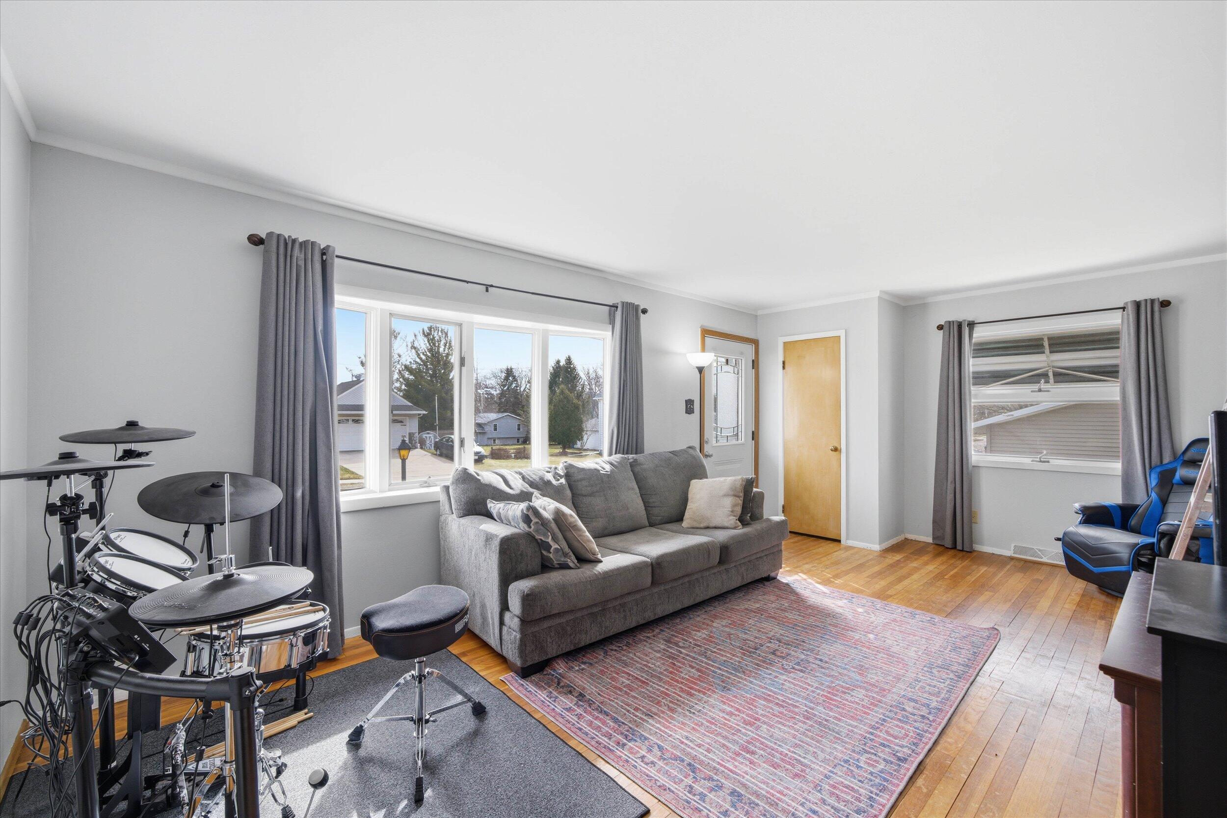 511 Grove Street Mayville, WI 53050 - Photo 3 of 32 03-Living Room