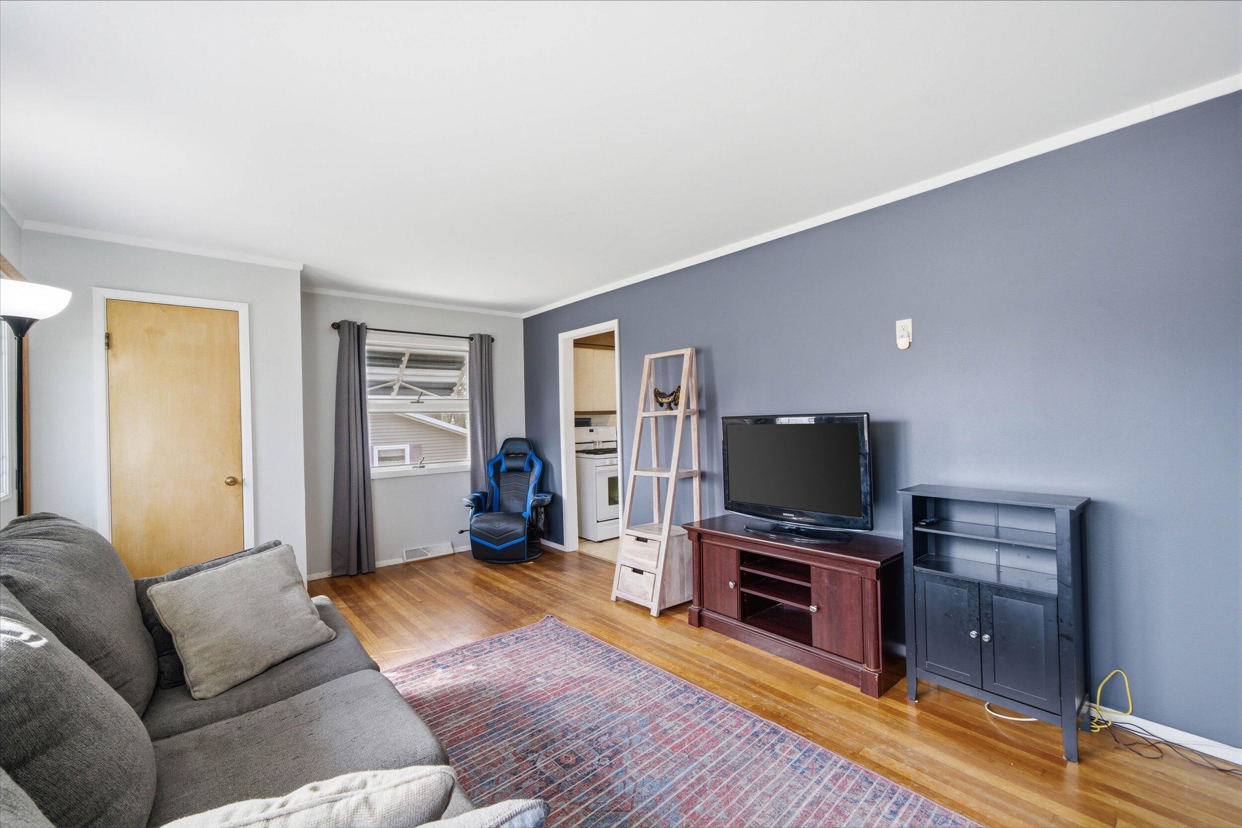 511 Grove Street Mayville, WI 53050 - Photo 4 of 32 04-Living Room