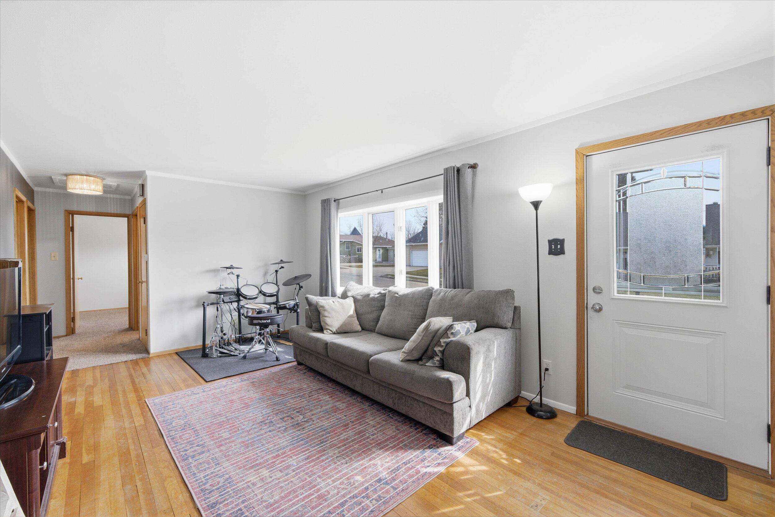 511 Grove Street Mayville, WI 53050 - Photo 5 of 32 05-Living Room