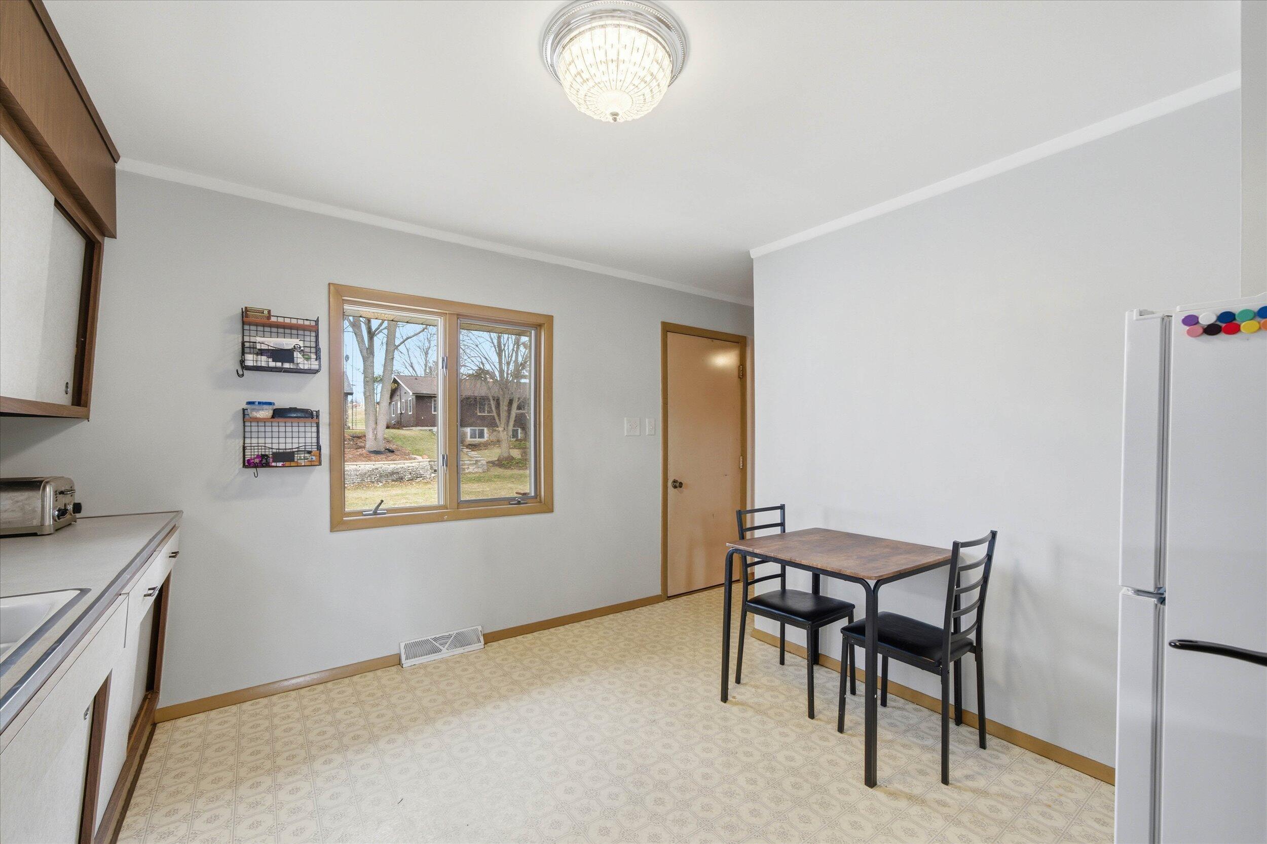 511 Grove Street Mayville, WI 53050 - Photo 6 of 32 06-Kitchen