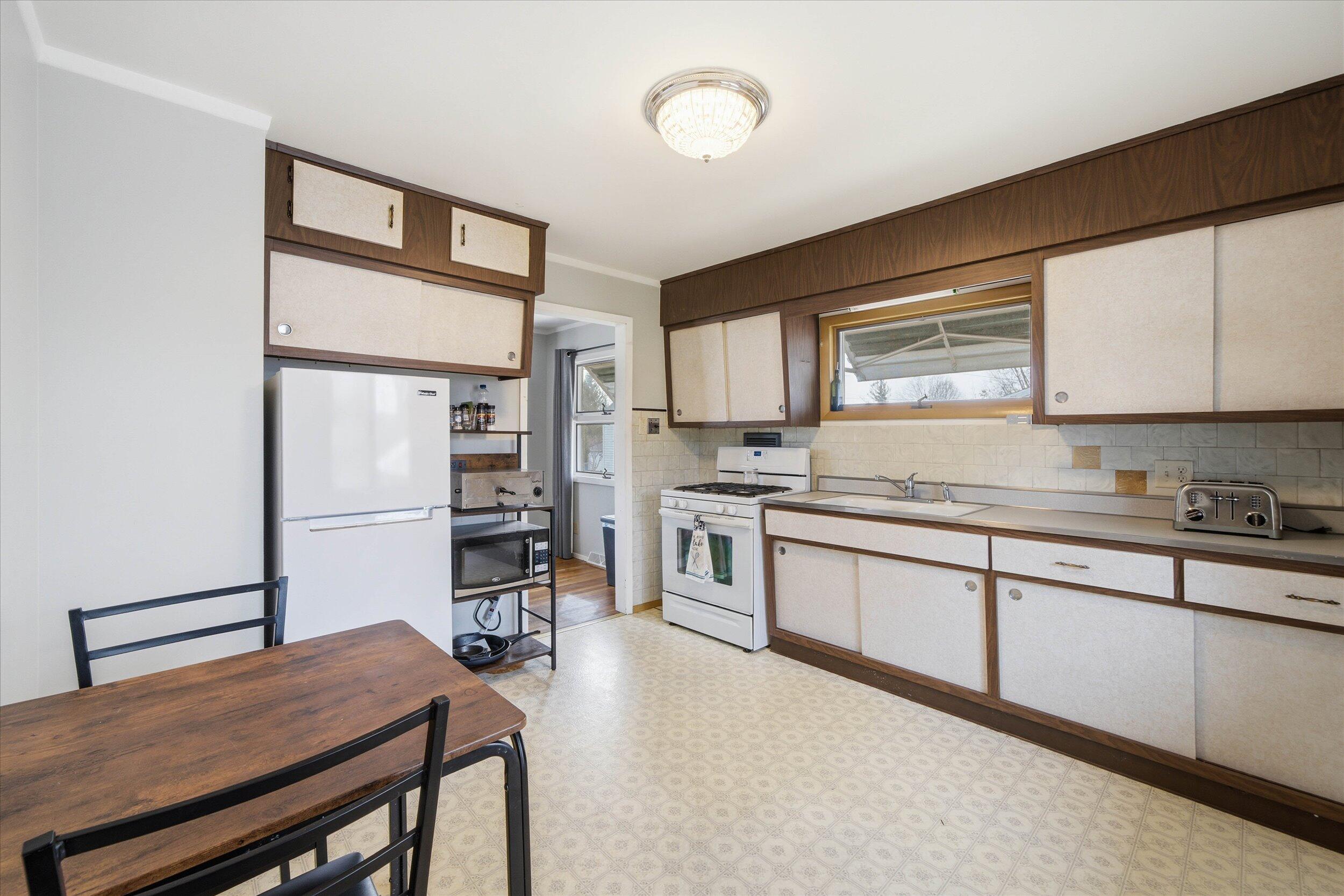 511 Grove Street Mayville, WI 53050 - Photo 7 of 32 07-Kitchen