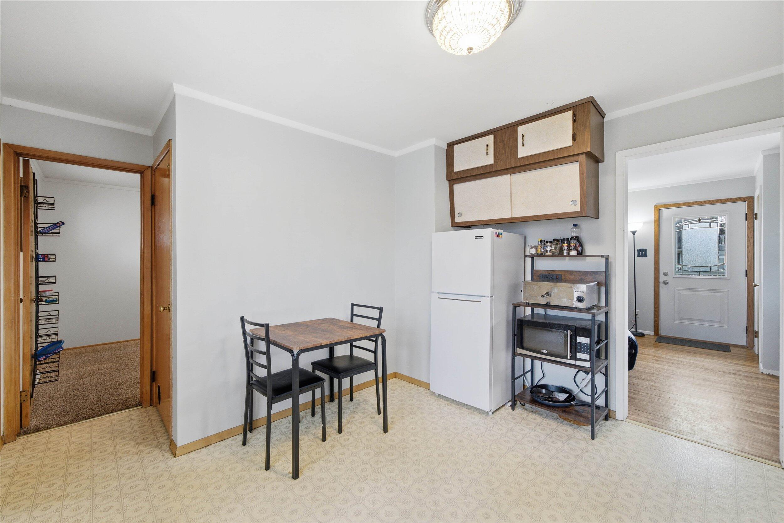 511 Grove Street Mayville, WI 53050 - Photo 8 of 32 08-Kitchen