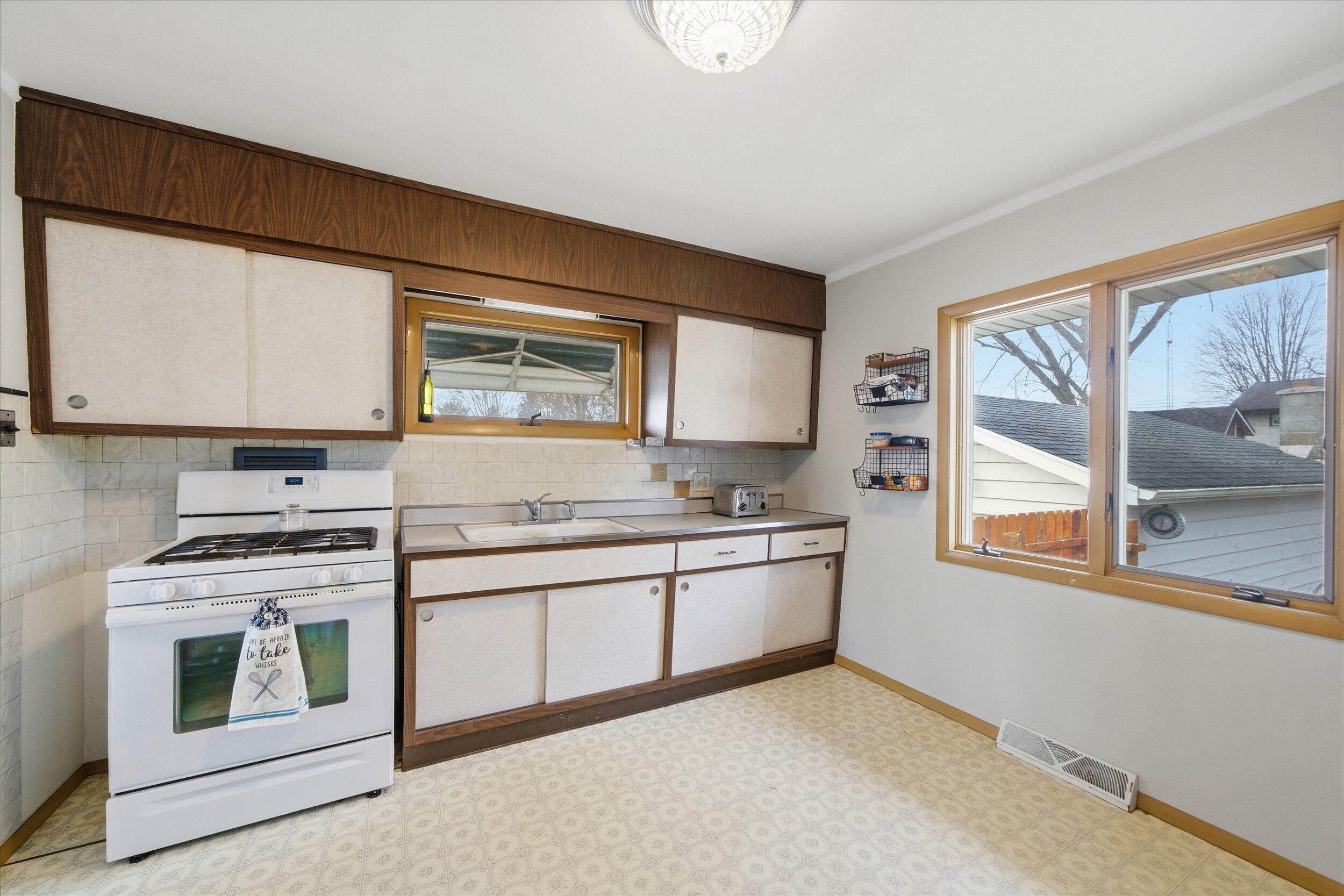 511 Grove Street Mayville, WI 53050 - Photo 9 of 32 09-Kitchen