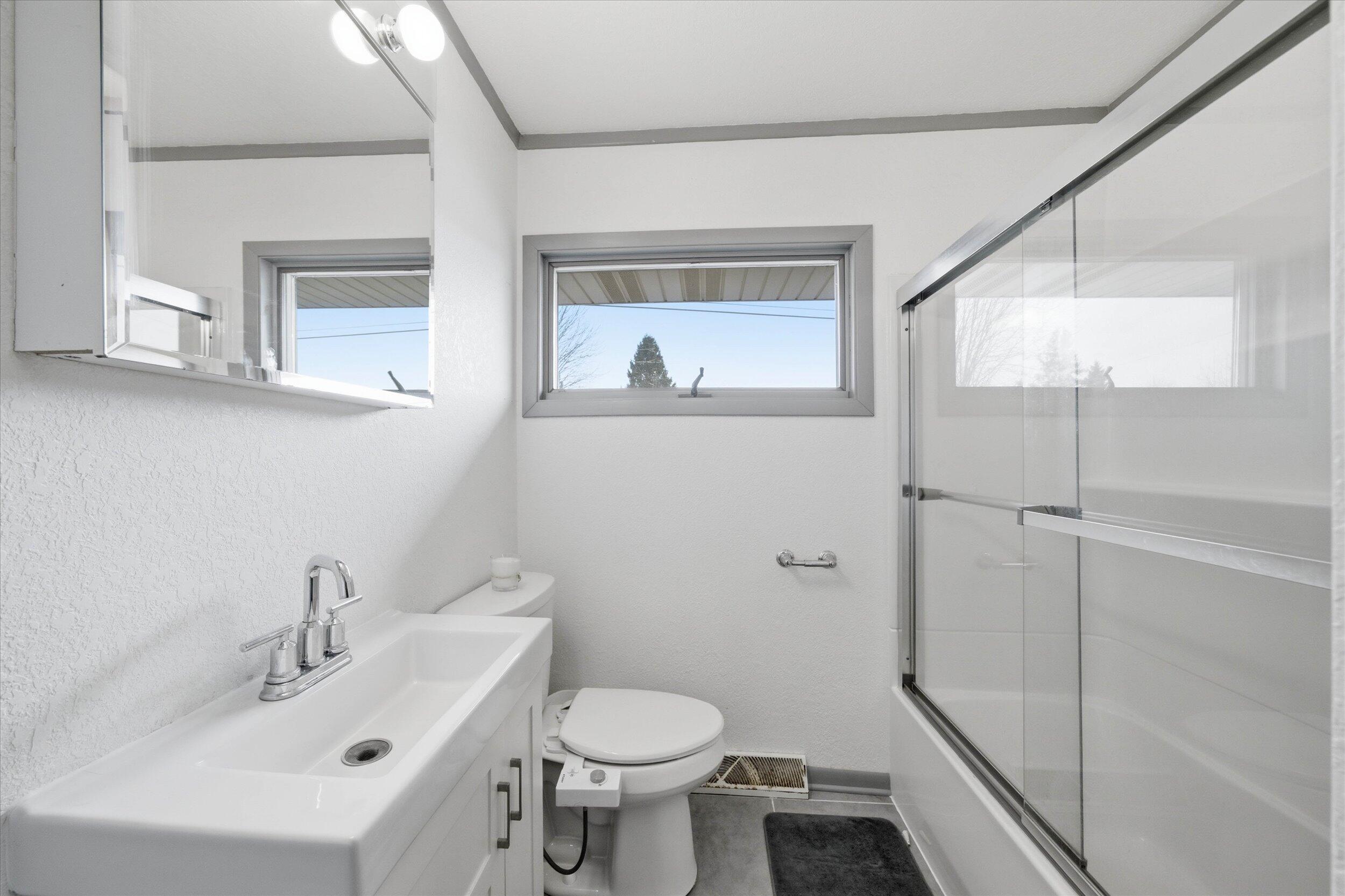 511 Grove Street Mayville, WI 53050 - Photo 10 of 32 10-Bathroom