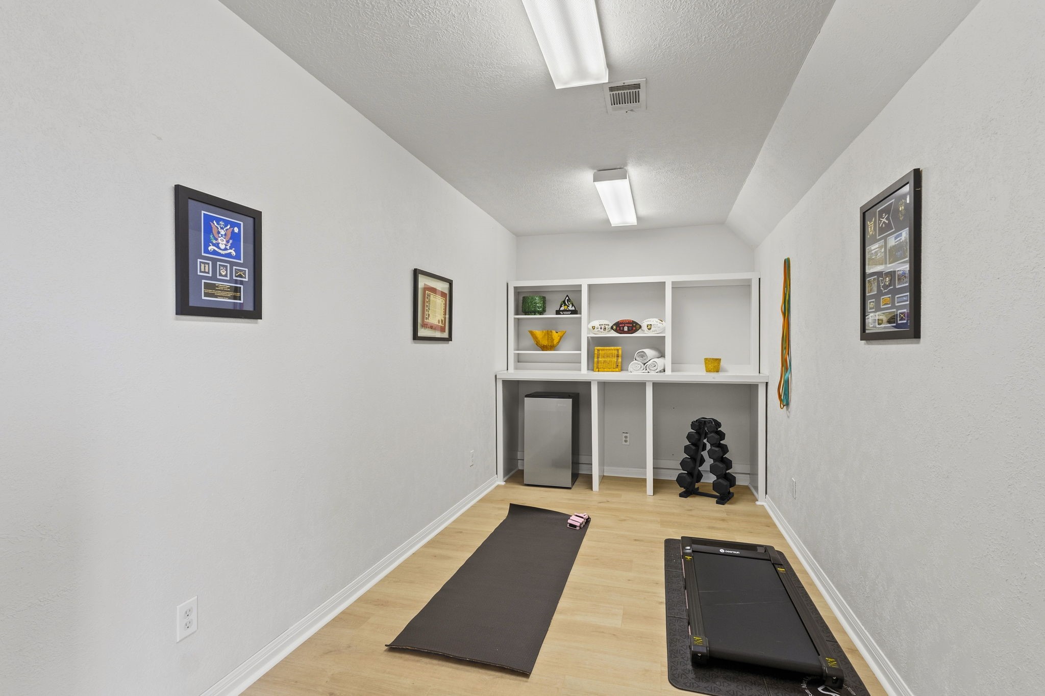 16421 Westbury Road Beaumont, TX 77713 - Photo 21 of 29 a room with a bed and a window