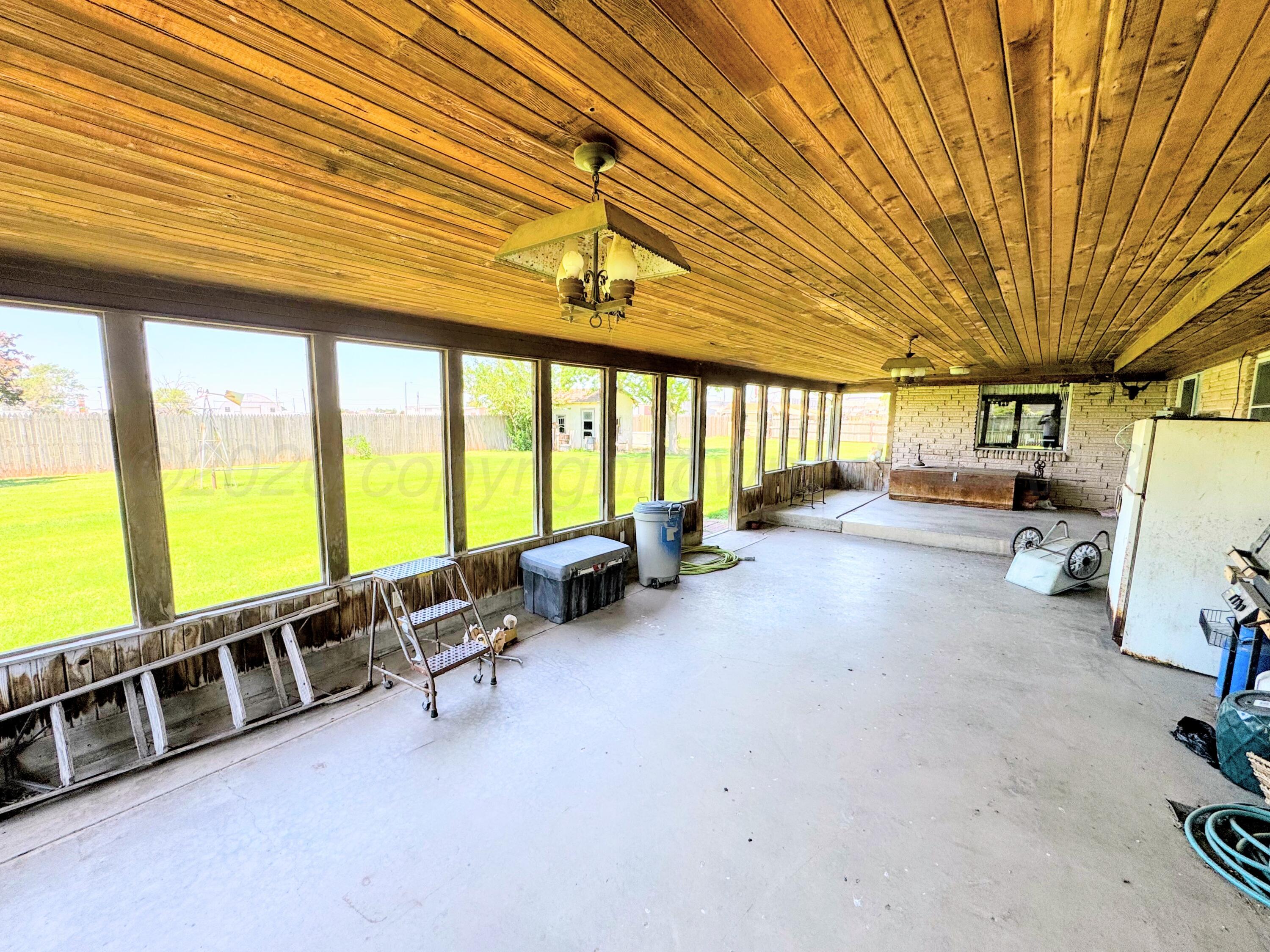 420 South Roland Street Spearman, TX 79081 - Photo 20 of 26 420 S Roland enclosed patio
