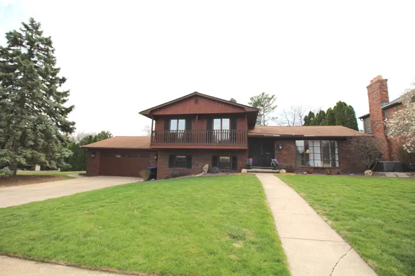 $324,500 | 221 Mays Drive, Bloomington, IL 61701