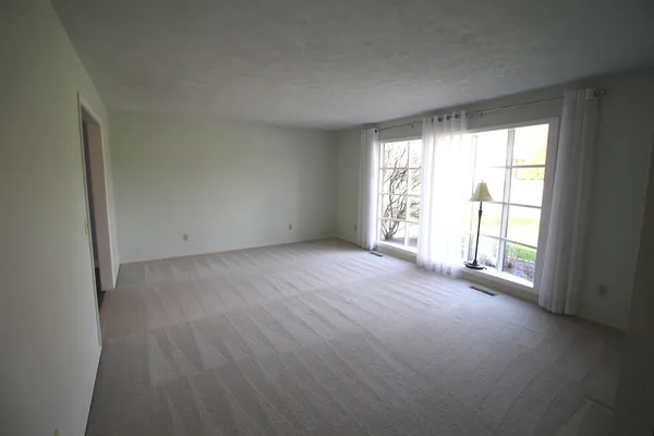 $324,500 | 221 Mays Drive, Bloomington, IL 61701