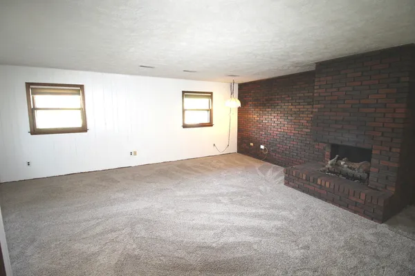 $324,500 | 221 Mays Drive, Bloomington, IL 61701