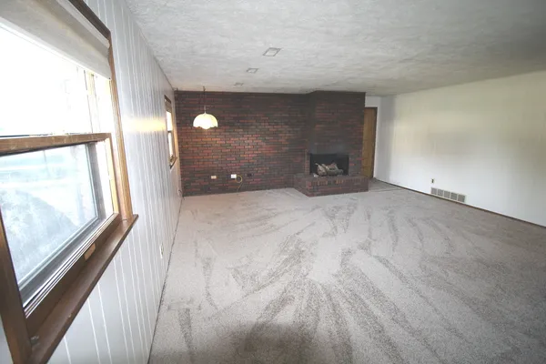 $324,500 | 221 Mays Drive, Bloomington, IL 61701