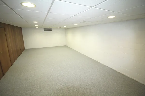 $324,500 | 221 Mays Drive, Bloomington, IL 61701