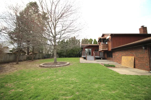 $324,500 | 221 Mays Drive, Bloomington, IL 61701