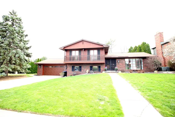 $324,500 | 221 Mays Drive, Bloomington, IL 61701